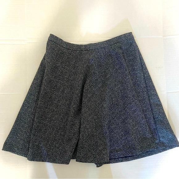 Michael Kors size 2P A line mini skirt with grey/black chevron print EUC - Picture 1 of 5